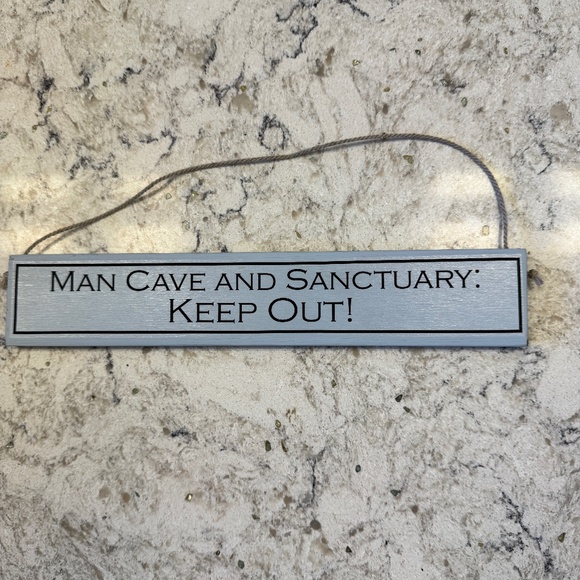 Novelty sign reads "MAN CAVE AND SANCTUARY :KEEP OUT !! - Picture 2 of 6